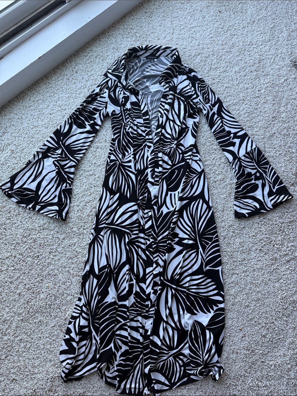 VENUS Black & White Leaf-Print Long-Sleeve Maxi Dress